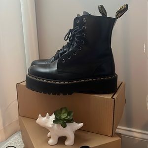 JADON BOOT SMOOTH LEATHER PLATFORMS(Doc Martens) worn twice, in great condition